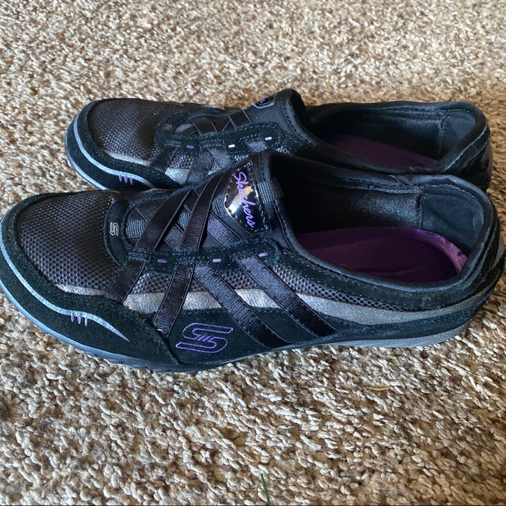 Cushioned laceless sneakers